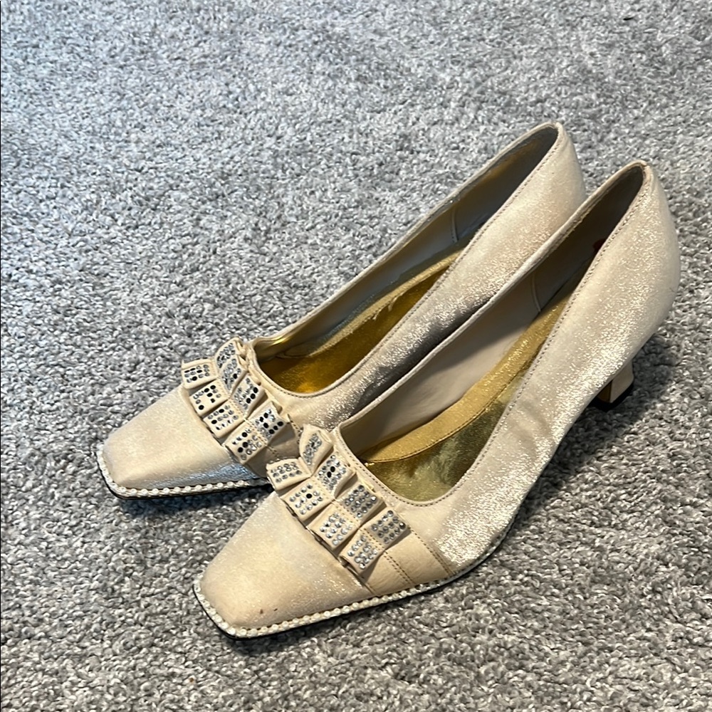 Elegant Cream Women's Shoes with Embellished Detail
